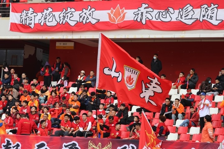 主場(chǎng)上萬(wàn)名球迷的吶喊助威，給山東體彩女足征戰女超增添了能量與動(dòng)力